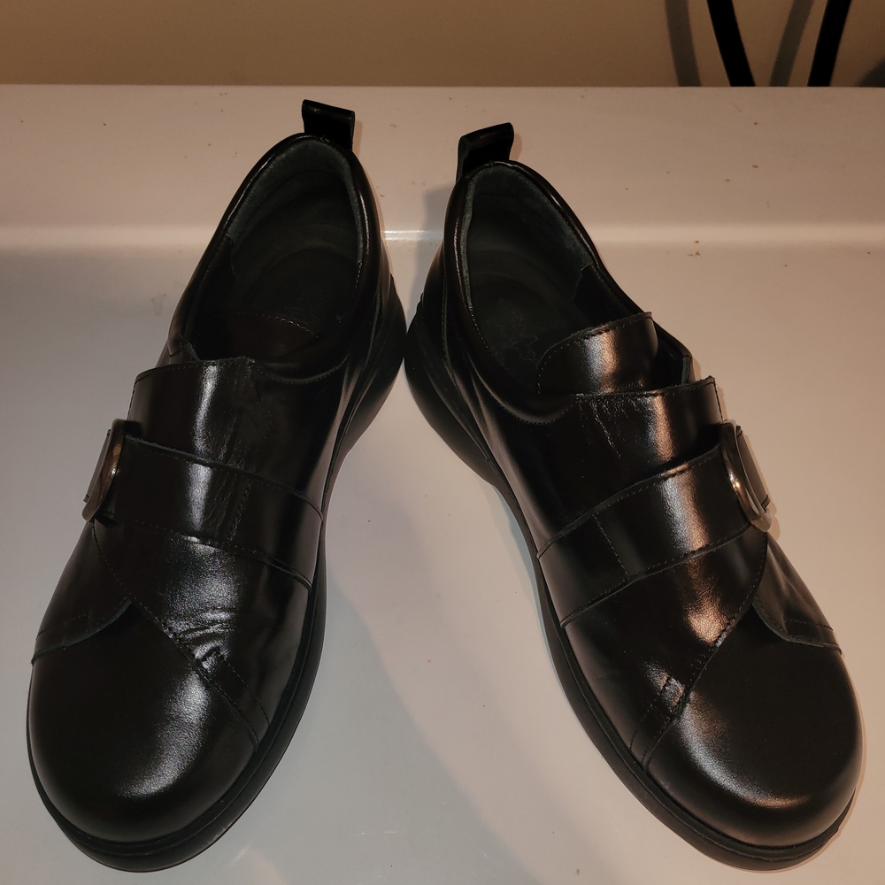 Comfy Loafers With Velcro Straps